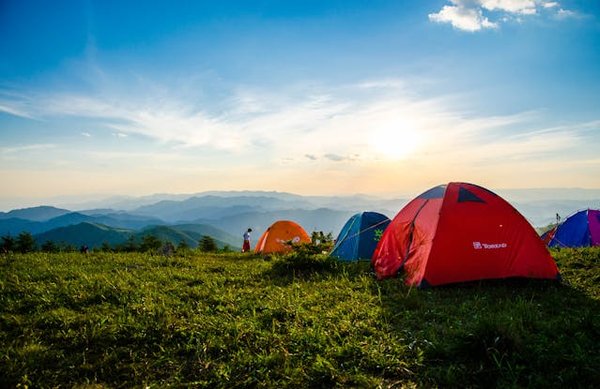 Comment choisir les vêtements adaptés pour un camping en région de climat tempéré?
